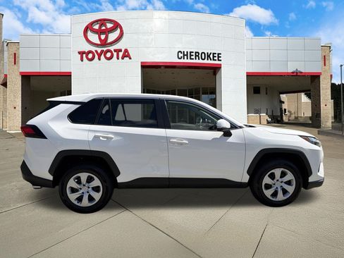 Used 2025 Toyota RAV4 LE AWD/4WD image 4
