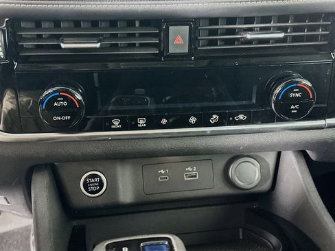 Used 2022 Nissan Rogue SV FWD image 23