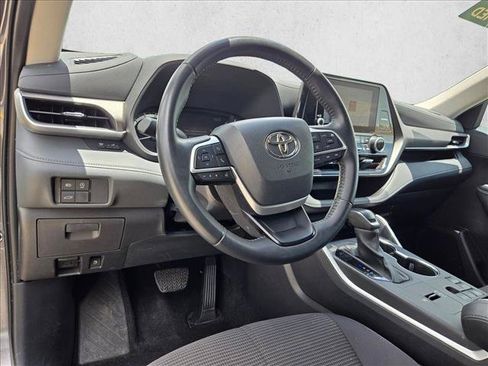 Used 2025 Toyota Highlander LE FWD image 10