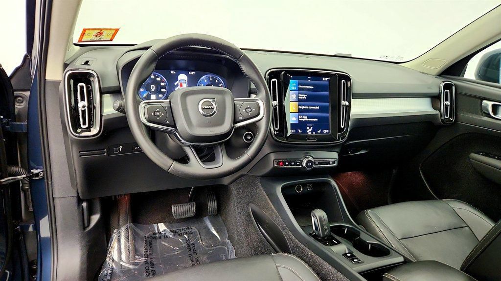 Used 2021 Volvo XC40 T5 Momentum w/ Premium Package AWD/4WD image 13