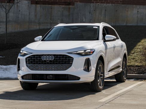 Certified 2025 Audi Q5 Premium w/ Convenience Package image 7