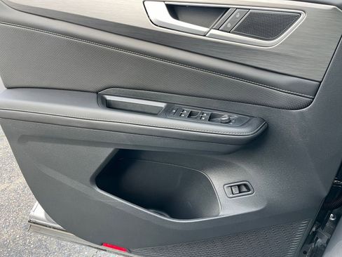 Used 2025 Volkswagen Atlas Cross Sport SE image 20