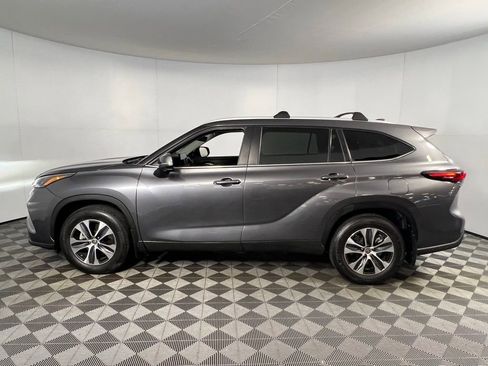 Used 2024 Toyota Highlander XLE image 9