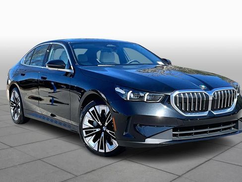 Used 2025 BMW 530i xDrive w/ Premium Package image 3