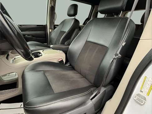 Used 2020 Dodge Grand Caravan SXT image 18