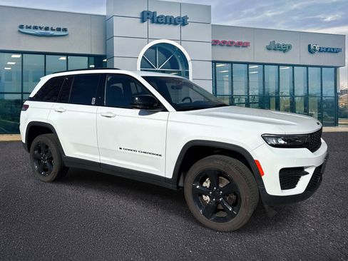 Used 2025 Jeep Grand Cherokee Altitude AWD/4WD image 1