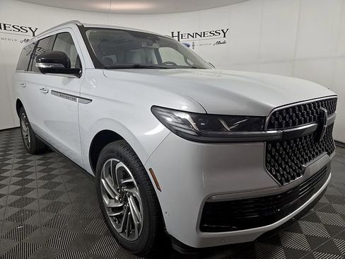Certified 2025 Lincoln Navigator Reserve AWD/4WD image 4