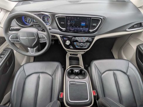 Used 2024 Chrysler Pacifica Touring-L FWD image 21
