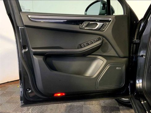 Certified 2024 Porsche Macan image 25
