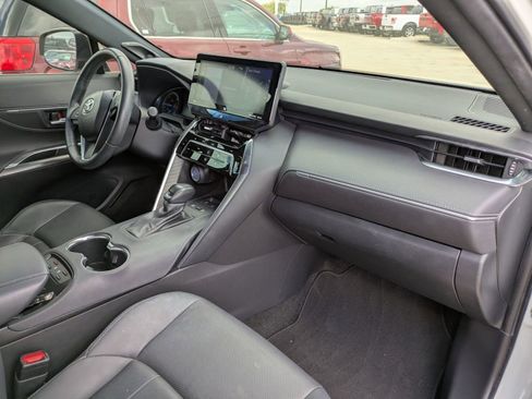 Used 2021 Toyota Venza Limited image 27