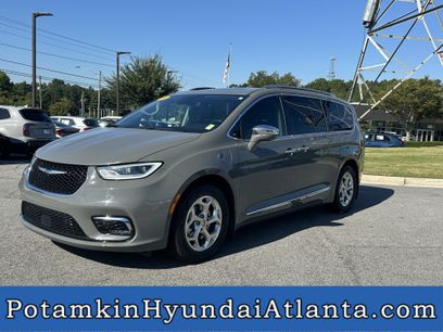 Used 2021 Chrysler Pacifica Limited w/ Uconnect Theater Family Group