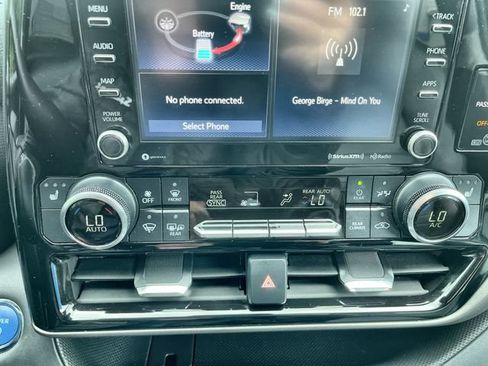 Used 2022 Toyota Highlander XLE AWD/4WD image 19