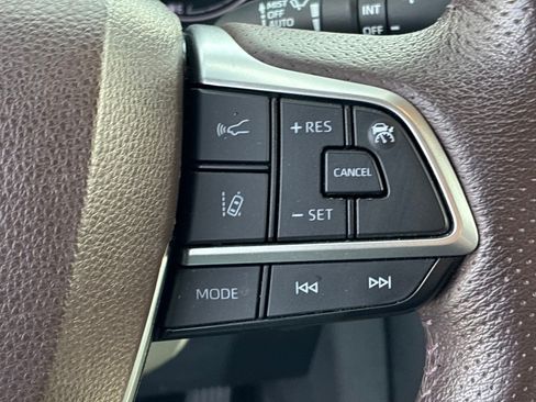 Used 2023 Toyota Sienna Platinum AWD/4WD image 20