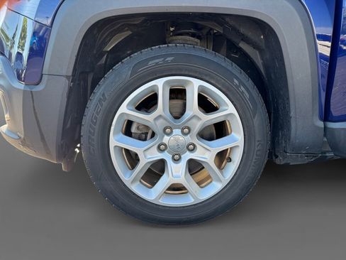 Used 2018 Jeep Renegade Latitude FWD image 14