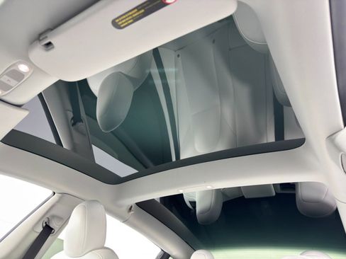 Used 2022 Tesla Model 3 Performance image 11