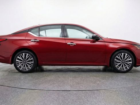 Used 2025 Nissan Altima 2.5 SV FWD image 11