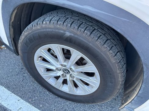 Used 2024 Toyota Grand Highlander XLE image 3