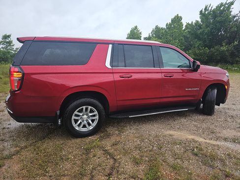 Used 2023 Chevrolet Suburban LT AWD/4WD image 3