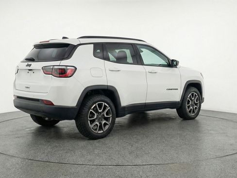 Used 2025 Jeep Compass Trailhawk image 9