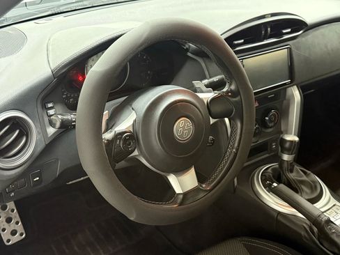 Used 2017 Toyota 86 image 18