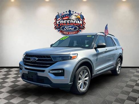 Used 2023 Ford Explorer XLT w/ Equipment Group 202A AWD/4WD image 2