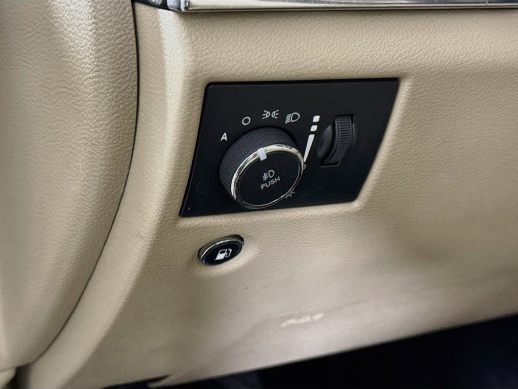 Used 2018 Jeep Grand Cherokee Limited AWD/4WD image 19