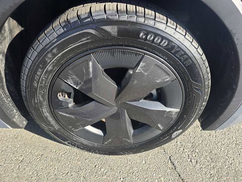 Used 2024 Toyota Prius LE image 9