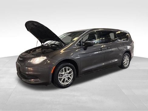 Used 2023 Chrysler Voyager LX image 14