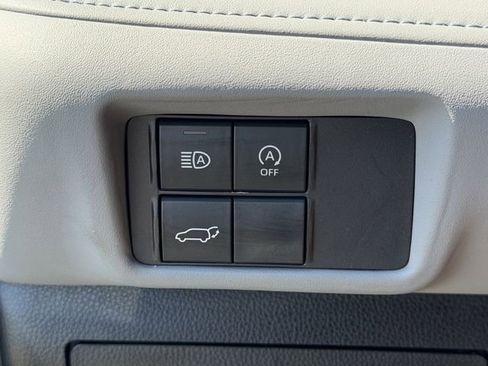 Used 2023 Toyota Highlander LE FWD image 18