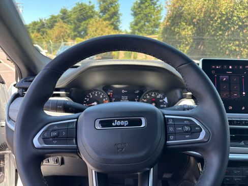 Used 2025 Jeep Compass Limited AWD/4WD image 29