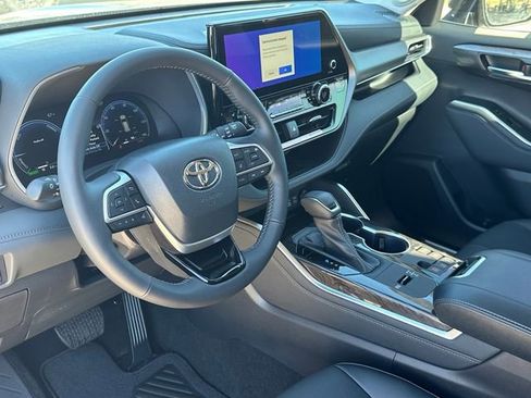 New 2026 Toyota Highlander Limited image 9