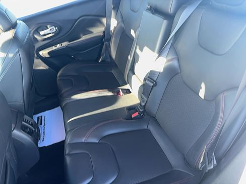 Used 2021 Jeep Cherokee Trailhawk image 11