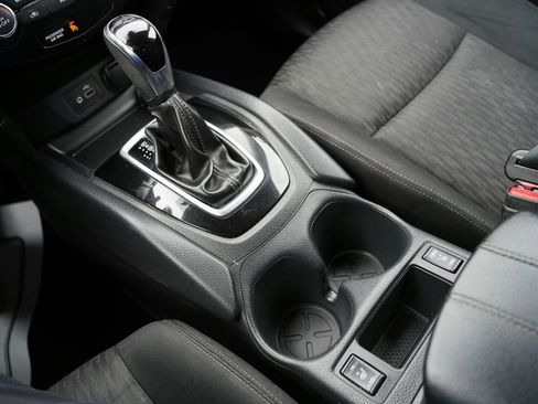 Used 2019 Nissan Rogue SV image 16