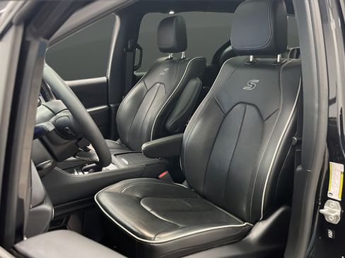 Used 2023 Chrysler Pacifica Limited w/ Uconnect Theater Family Group FWD image 9