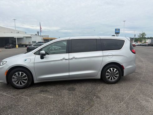 Used 2023 Chrysler Pacifica Touring-L FWD image 2
