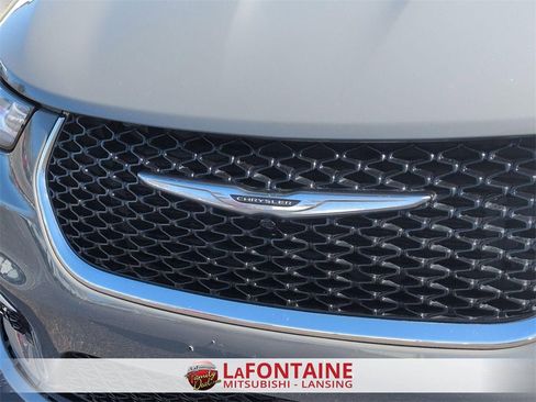 Used 2023 Chrysler Pacifica Touring-L image 9