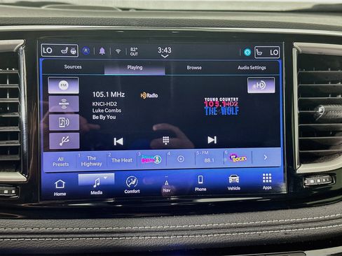 Used 2024 Chrysler Pacifica Limited FWD image 21