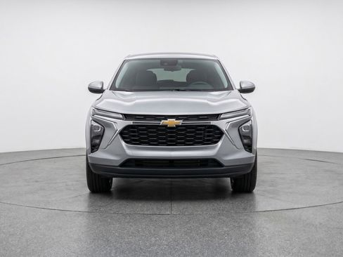 Used 2025 Chevrolet Trax LT FWD image 1
