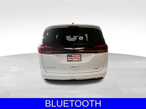 Used 2024 Chrysler Pacifica Touring-L image 5