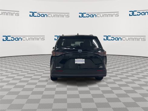 Used 2024 Toyota Sienna XLE image 7
