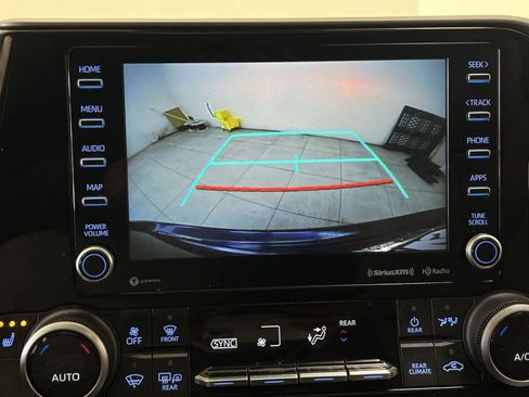 Used 2021 Toyota Highlander XLE image 17