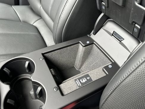 New 2025 Porsche Macan image 27