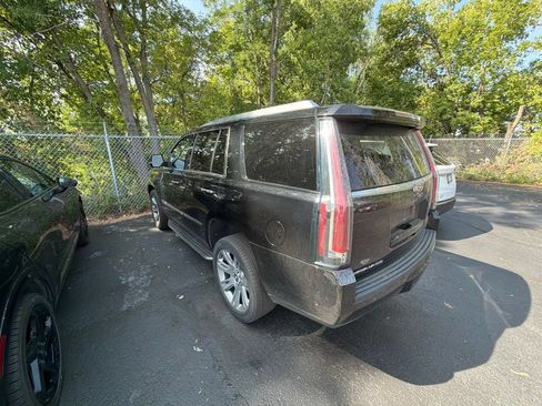 Used 2017 Cadillac Escalade Luxury AWD/4WD image 4