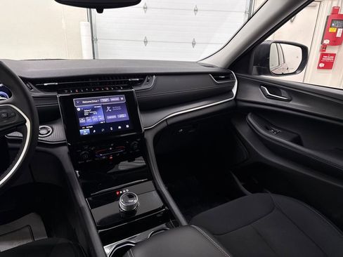 Used 2023 Jeep Grand Cherokee Laredo w/ Luxury Tech Group I image 15