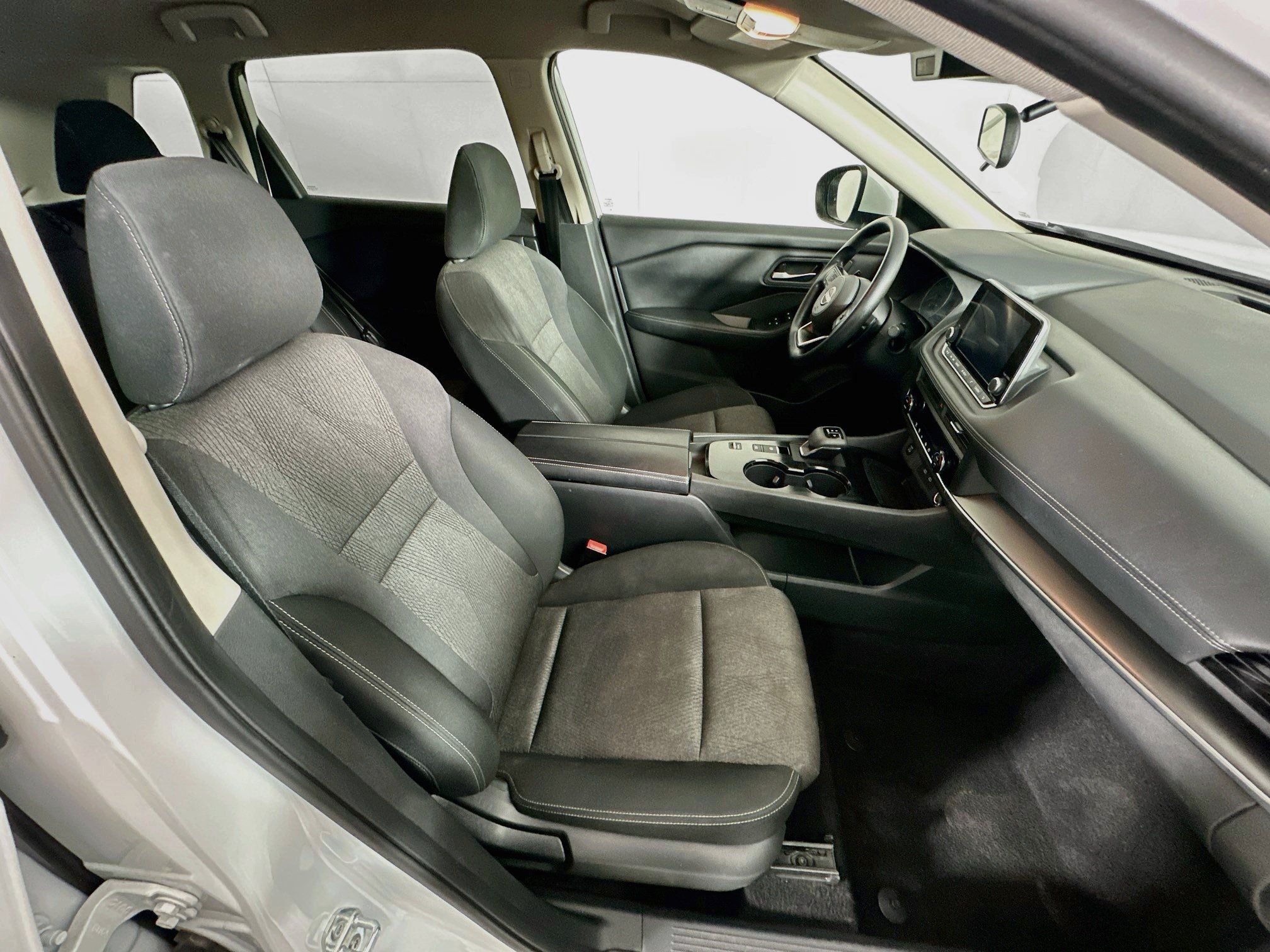 Used 2024 Nissan Rogue SV FWD image 30