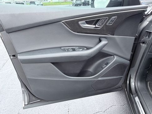 Used 2019 Audi Q8 Premium Plus w/ Premium Plus AWD/4WD image 28