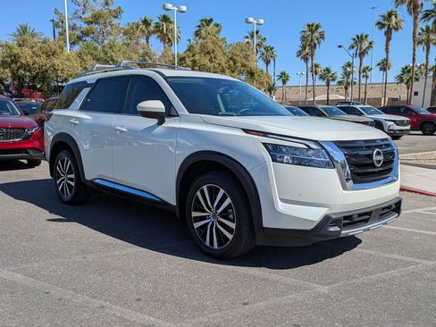 Used 2024 Nissan Pathfinder Platinum FWD image 7