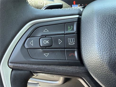 Used 2023 Jeep Grand Cherokee L Limited AWD/4WD image 16
