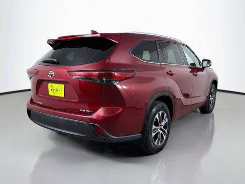 Used 2023 Toyota Highlander XLE AWD/4WD image 6