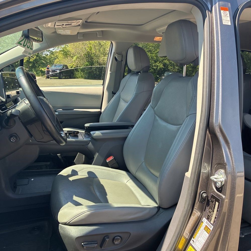 Certified 2024 Toyota Sienna Limited AWD/4WD image 5